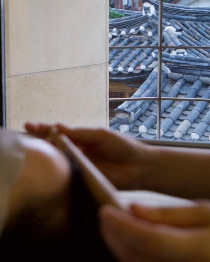 Treatment with a hanok rooftop view